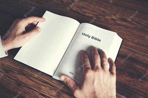 Hombre Leyendo La Santa Biblia Foto Premium