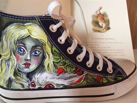 Zapatillas Pintadas De Alicia En El Pais De Las Matavillas Y La Reina