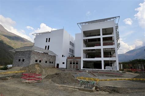 Cusco Pronis inspecciona trabajos de construcción del hospital