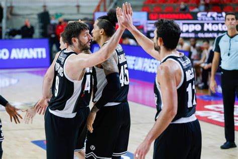 Basket Play Off La Virtus Bologna Vince Fuori Casa Con L Armani