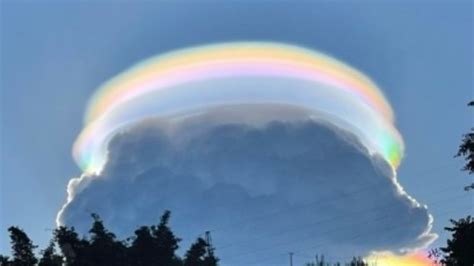 Arco íris em formato de anel surge em pôr do sol e impressiona