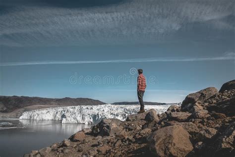 Un Joven Turista Que Viaja Frente Al Glaciar Eqip Sermia Llamado