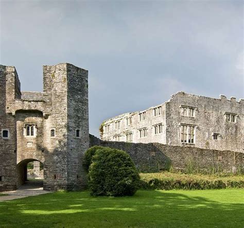 Exterior view of Berry Pomeroy Castle, entrance gate towers in ...