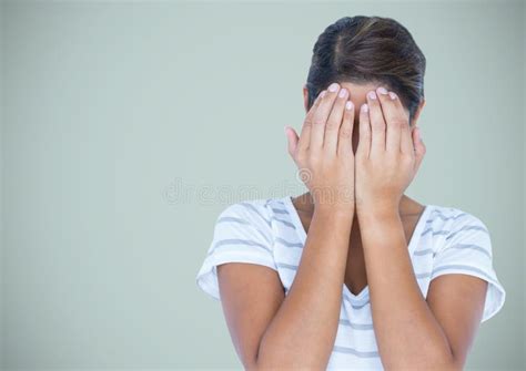 Femme Avec Des Mains Sur Le Visage Sur Le Fond Bleu Clair Image Stock