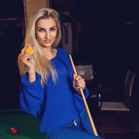 Foto Cuadrada Del Blonde Joven Sexual Con Los Ojos Azules Y La Bola De Se Al Imagen De Archivo