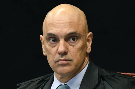 Moraes manda soltar quatro presos após morte de réu do 8 de janeiro na