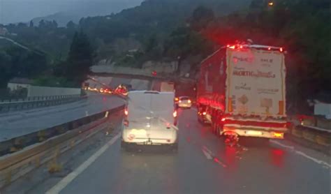 Traffico In Tilt A Genova Sottopassi Allagati E Code In Autostrada