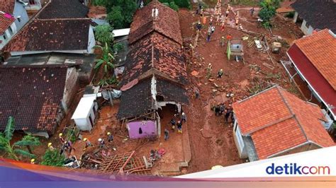 Penampakan Banjir Bandang Hanyutkan 2 Rumah Di Pekalongan