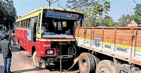 നിർത്തിയിട്ടിരുന്ന ലോറിക്ക് പിന്നിൽ കെഎസ്ആർടിസി ബസ് ഇടിച്ചുകയറി