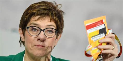 Annegret Kramp Karrenbauer Ussert Sich Reserviert Zu Friedrich Merz