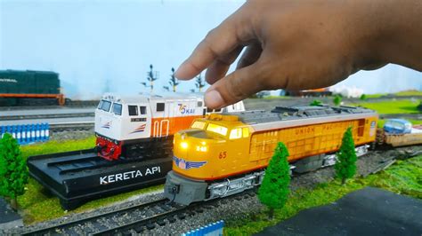 Kereta Api Amrik Union Pacific Lewat Di Depan Monumen Si Baby Puong