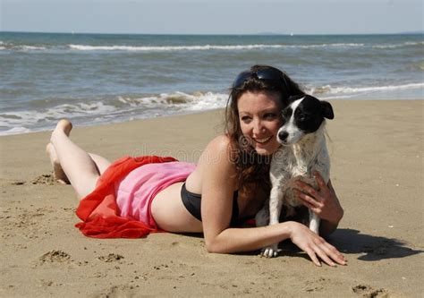 Gl Ckliche Frau Auf Dem Strand Mit Ihrem Hund Stockbild Bild Von Bikini Lachen