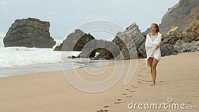 Sexy Mädchen Mit Einem Bikini am Strand Sommerurlaub am Meer Stock Footage Video von küste
