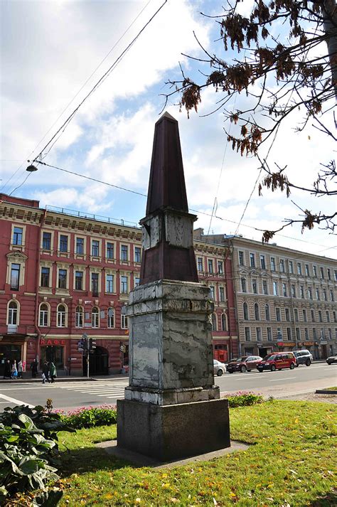 Солнечные часы на верстовом столбе в Санкт-Петербурге