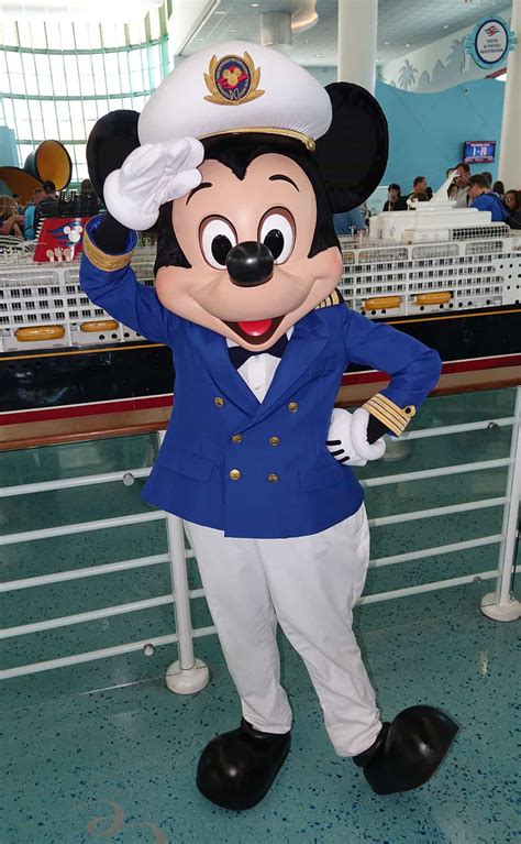 Mickey Mouse at Disney Cruise Terminal | KennythePirate.com