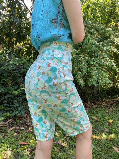 1960s Pinup Rockabilly Style Novelty Print Bermuda Sh… Gem