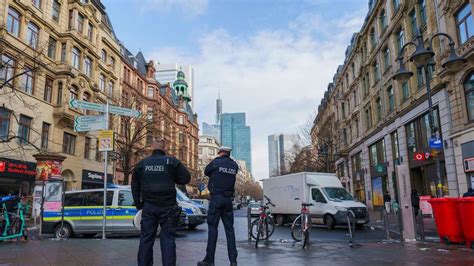 Rollstuhlfahrer Im Frankfurter Bahnhofsviertel Get Tet