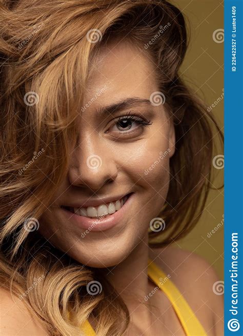 Retrato Detalhado De Jovem Feliz E Sorridente Mulher Caucasiana Em