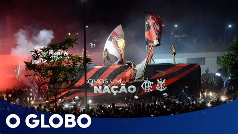 Torcida Do Flamengo Faz Festa Antes Da Viagem Do Time Para O Mundial