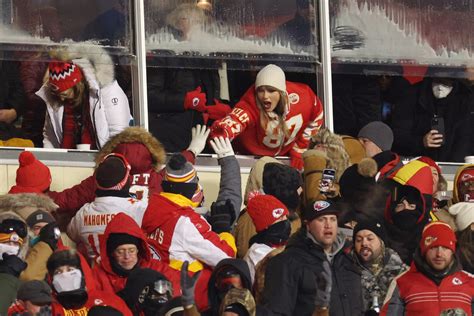 Taylor Swift and Travis Kelce hold hands leaving frigid Chiefs vs