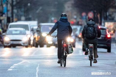 Non Dare La Precedenza In Bici 5 Punti Della Patente Newsauto It