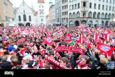 Hundreds of FC Bayern Munich fans celebrate outside of city hall in ...