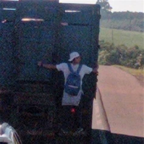 Vídeo Homem pega carona na traseira de caminhão e é parado pela