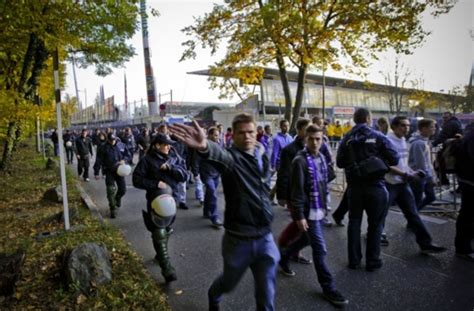 Fotostrecke: Stuttgarter Kickers gegen KSC: „Fußball-Fans sind keine ...