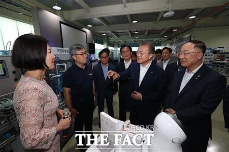 제조업 우리 경제 중심제조강국 목표로 혁신 시동 건 文대통령 정치 기사 더팩트