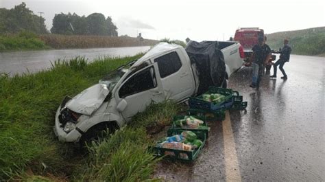 Veículo fica destruído após capotamento na Rodovia BR 467 entre Toledo