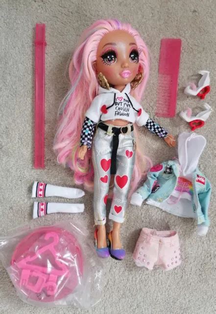 Rainbow High Kia Hart Fashion Doll Wave Heart Special Edition