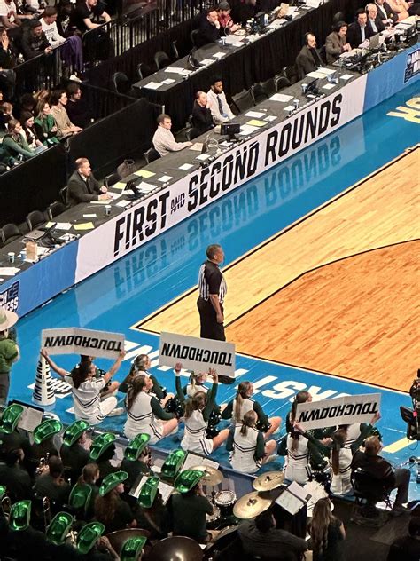 These basketball cheerleaders have signs that say “touchdown” : r ...