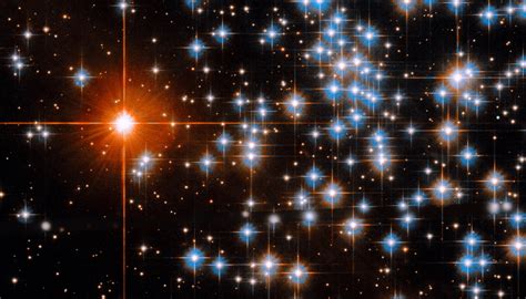 Hubble Espi Un Roc O Brillante De Estrellas En Ngc Skycr Org