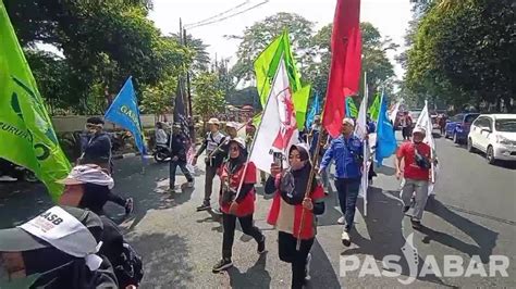 Buruh Long March Dari Bandung Ke Jakarta Tuntut Cabut UU Ciptaker