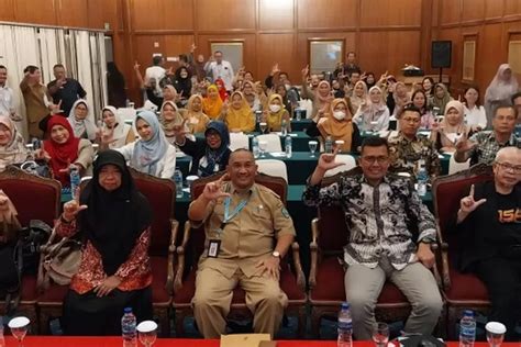 Bagi Sertifikat Akreditasi Pada Workshop Akreditasi Perpustakaan Prokal