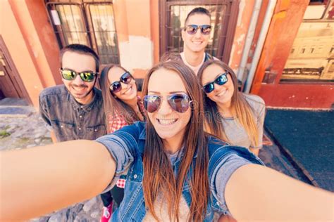 Jeunes Amis Riant Et Prenant Le Selfie Image Stock Image Du Personne