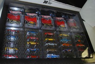 Hot Wheels Garage Set FORD VS GM 20 cars 1/64 SCALE NEW T8249 Real