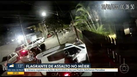 Vídeo Câmeras De Segurança Registram Assalto Em Rua Do Méier Bom Dia