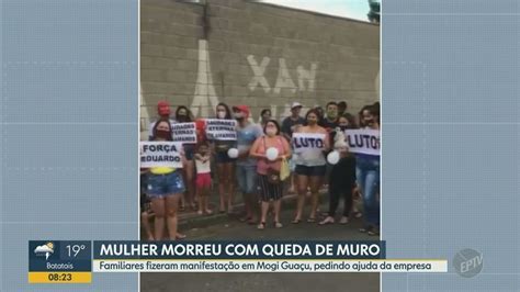 Fam Lia De Mulher Que Morreu Ap S Caminh O Derrubar Muro Protesta Em