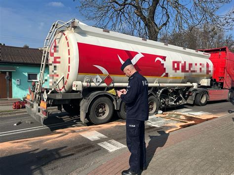 Zderzenie ciężarówki i ciągnika na skrzyżowaniu w Kiszkowie