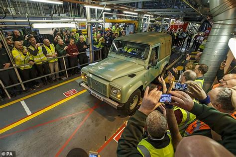 Land Rover Gives Green Light To Bowler To Build 200 000 Defenders