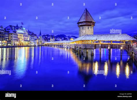 Altstadt von Luzern Schweiz mit hölzernen Kapellbrücke über Reuss