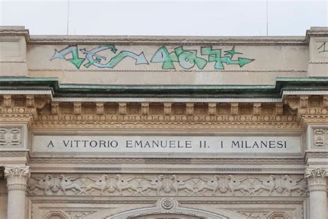 La Galleria Vittorio Emanuele A Milano Imbrattata Con Vernice Spray