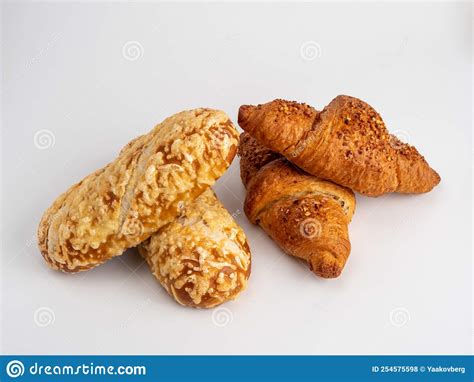 Croissant De Productos Horneados Y Bollo De Queso Sobre Fondo Blanco