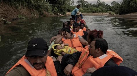 Un Nombre Croissant De Réfugiés Et De Migrants Traversent Une Jungle