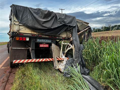 Carreta 31 Toneladas De Farinha De Trigo Tomba Na PR 491 Em Nova