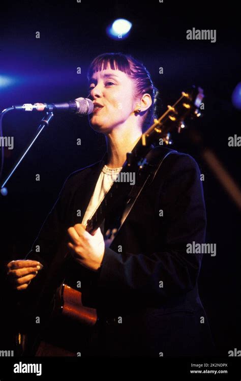 Suzanne vega guitar hi-res stock photography and images - Alamy