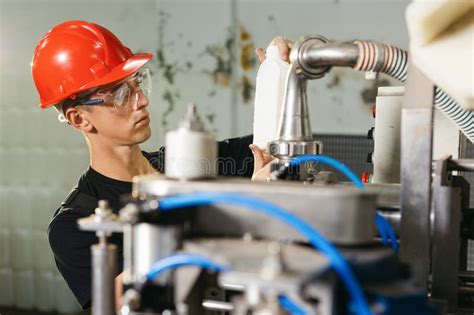 Trabajador De L Nea De Producci N O Tecn Logo En Uniforme Que Trabaja