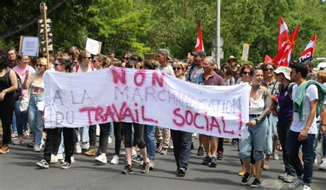 Poitiers plus de 300 travailleurs sociaux en grève manifestent pour