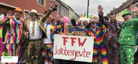 Sensationelle 55 Gruppen Zogen Beim Faschingszug Durch Den Markt Hahnbach